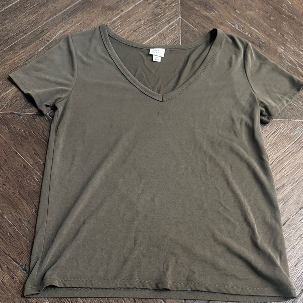 A New Day Short Sleeve V-Neck Tee in Olive Green - Size Small